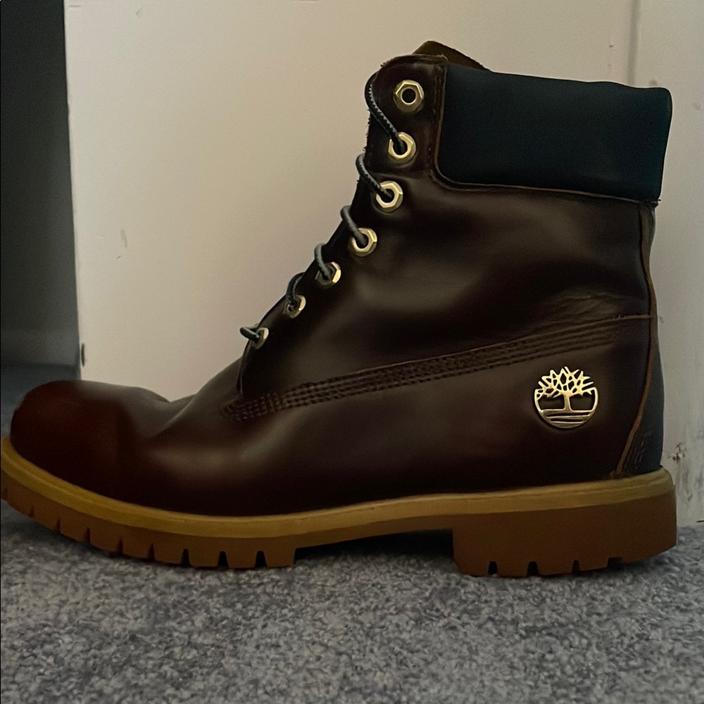 Timberland Brown Leather Hiking Boots with Rugged Design